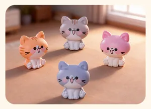 Primo piano dettagliato di simpatiche mini figurine di gatti in PVC per la scrivania.