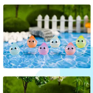 Primo piano dettaglio di adorabili ornamenti in miniatura di gocce d'acqua in resina.