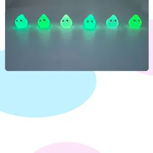 Mini figurine in resina luminosa a goccia d'acqua simpatiche che brillano al buio decoro DIY.