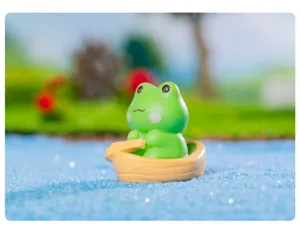 Mini statuetta di rana verde che rema in barca, perfetta per decorare giardini di micro paesaggio.