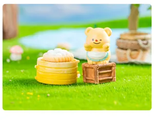Figurine miniature d'ours jaune en résine avec cuiseur vapeur en bambou, parfaite pour le micro-paysage.