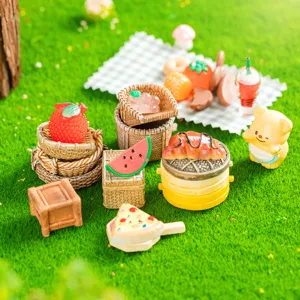 Ensemble miniature de panier en resine et de modeles de nourriture pour deco jardin.