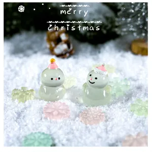Mini figurine luminose di pupazzo di neve di Natale con accessori di fiocchi di neve per decorazione.