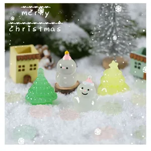 Vista dettagliata di pupazzi di neve e alberi di Natale in resina luminosa scena in miniatura.