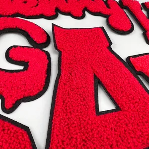 Roter Chenille Buchstaben Stickerei Aufnäher für Jacken Baseball Uniformen Pullover Deko