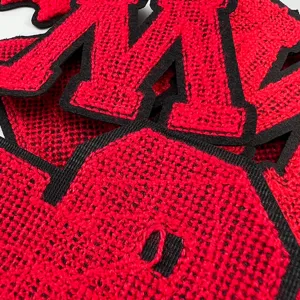 Rote Chenille Buchstaben Stickerei Patches für Jacken Pullover und Kleidung Dekoration.