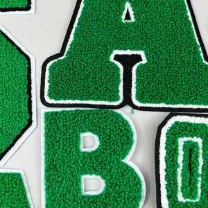 Grüner Chenille Buchstaben Stickerei Aufnäher Detail für Baseballjacken und Kleidung DIY Deko.