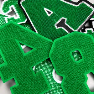 Grüner Chenille Nummern Stickerei Aufnäher Kleidungszubehör für Jacken Detail.