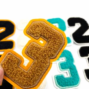 Close-up detail van chenille geborduurde nummer 3 patch met een dikke badstofsteek.