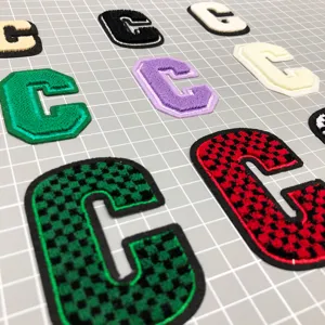 Detailaufnahme des Chenille-Buchstaben-Patches in C-Form, strukturierte Stickerei, bunte Farben.