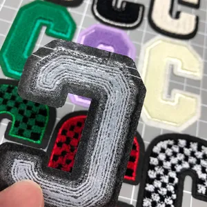 Zahnbürsten Stickerei Buchstabe C Patch Detail, hochwertige strukturierte Textil Zubehör.