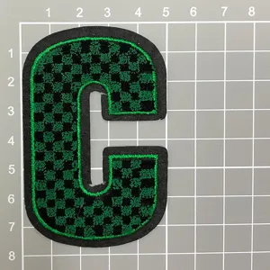 Detailansicht des grün-schwarz karierten Buchstaben C Bestickter Aufnäher für Kleidung.