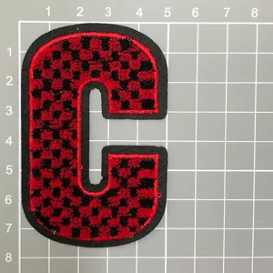 Rot-schwarz karierter Buchstabe C Bestickter Aufnäher Kleidung Zubehör DIY Abzeichen