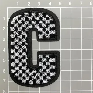 Schwarz-weiß karierter Buchstabe C bestickter Aufnäher, Chenille-Stoffapplikation.