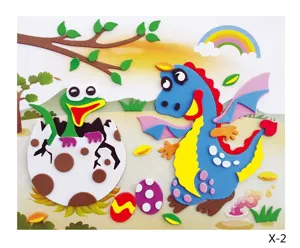 Gedetailleerd uitzicht op DIY EVA schuimsticker knutselwerk met schattige dinosaurus en ei.