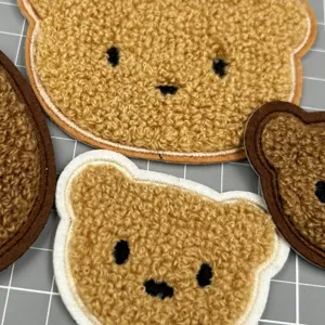 Süßer Cartoon Frottee Stickerei Bär Kopf Stoffaufnäher für DIY Kleidung Accessoires Detail