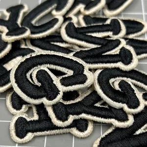 Schwarze und weiße gestickte Buchstaben Patches, DIY Aufnäher für Kleidung und Hüte.