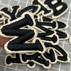 Schwarz weiße bestickte Buchstaben Aufnäher für Kleidung Hüte DIY Zubehör zum Aufbügeln.