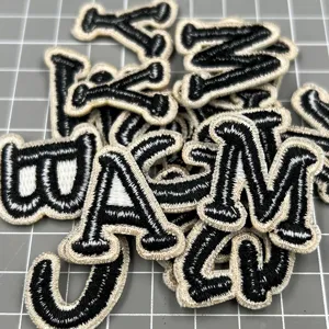 Schwarz-weiße bestickte Buchstaben-Flicken, 3D Knochen-Stil Alphabet-Aufnäher für Kleidung.