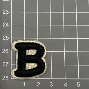 Schwarz-weißer Buchstabe B bestickter Aufnäher für Kleidung DIY Mützen 3D Handwerk Abzeichen