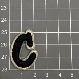 Schwarzer Buchstabe C bestickter Aufnäher 3D Stoffabzeichen für Kleidung Hut DIY