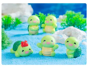 Detailansicht niedlicher kleiner Harz-Schildkröten-Miniaturfiguren für Auto- und Sukkulentendeko.
