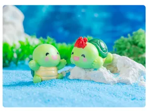 Nahaufnahme süßer Cartoon Schildkröten Harzfiguren mit Mini Krabbe für Moos und Autodeko.