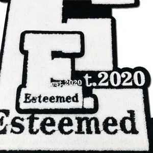 Schwarz-weisses Buchstabe E Frottee Stickerei Aufnäher mit Kleber für Kleidung.