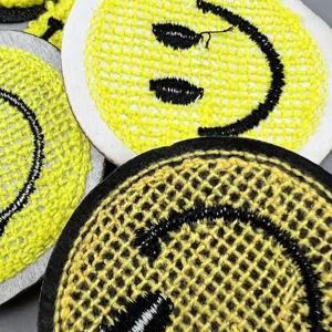 Patch brodé visage smiley jaune avec détails de broderie éponge pour vêtements DIY.