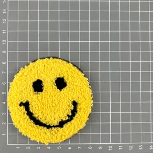 Patch smiley duveteux jaune avec base pailletée dorée, broderie en éponge pour vêtements.