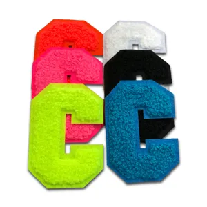 Bunte Chenille Buchstabe C Aufnäher, bestickte College DIY Applikationen für Kleidung.