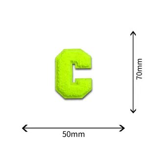 Detailansicht des neongrünen Chenille Buchstaben C Aufnähers mit den genauen Maßen 70x50mm.