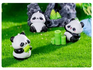 Vista dettagliata di statuette panda in resina miniatura, ideali per micro paesaggio e auto deco.