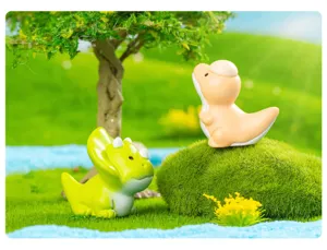 Vista dettagliata di simpatiche mini figurine di dinosauro per micro paesaggio di muschio e giardino.