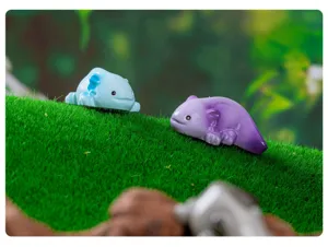 Primo piano dettagliato della graziosa statuetta in resina axolotl, perfetta per micro paesaggi.
