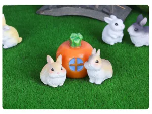 Mini figurine di coniglietto in resina con casa a carota per micro-paesaggio e decorazione giardino.