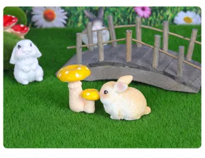 Miniature in resina di coniglio e funghi per decorazione di giardino fatato.