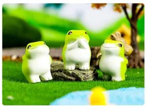Cute resin frog miniature landscape ornament details, creative desktop and car decor showcase.