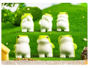 Miniature resin frog figurines for micro landscape decoration and desktop car ornament display.