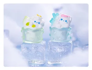 Gros plan d'une jolie figurine d'animal en résine sur de la glace, déco de bureau miniature.