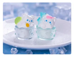 Vue détaillée de mignonnes figurines miniatures en résine d'animaux smoothie d'été.