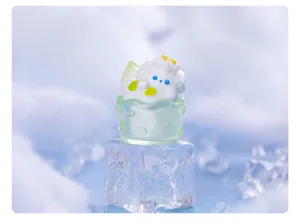 Vue de détail de figurine d'animal de glace d'été, joli ornement de décoration de bureau.