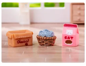 Primo piano dettagliato di accessori per casa delle bambole in miniatura, resina.