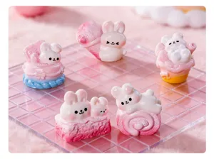 Miniature di coniglietto in resina e dessert, perfette per decorare la scrivania o micropaesaggio.