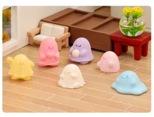 Primo piano di mini figurine di cartoni animati colorate, perfette per decorare la casa delle bambole.