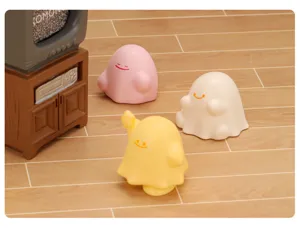 Miniatura simpatica statuetta di fantasma colorato, decorazione da scrivania.