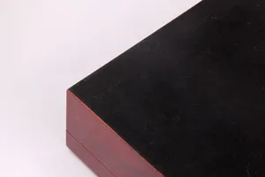 Λεπτομέρεια ξύλινης θήκης ρολογιών με γυαλιστερό φινίρισμα και απαλή εσωτερική επένδυση.
