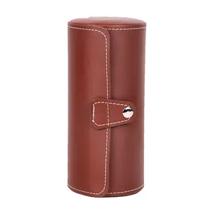 Gros plan detail de la boite rouleau montre en cuir PU marron avec coutures blanches et bouton.