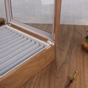 Primo piano dettagliato della scatola portaoggetti in legno vintage con coperchio trasparente.