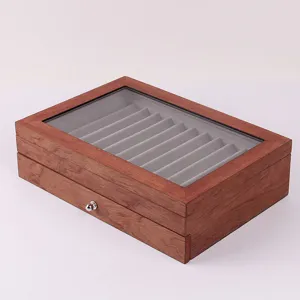 Vista dettagliata della scatola di immagazzinaggio per penne stilografiche in legno vintage.
